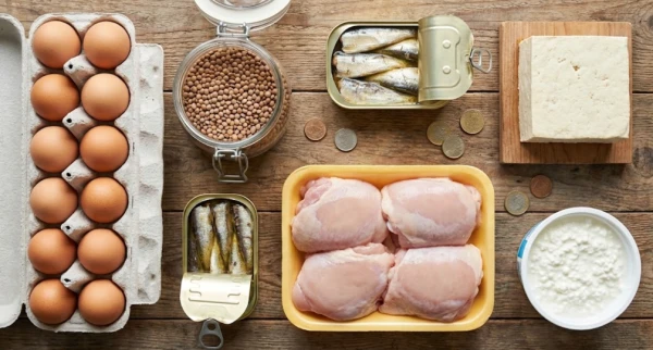 table avec des aliments riches en protéines